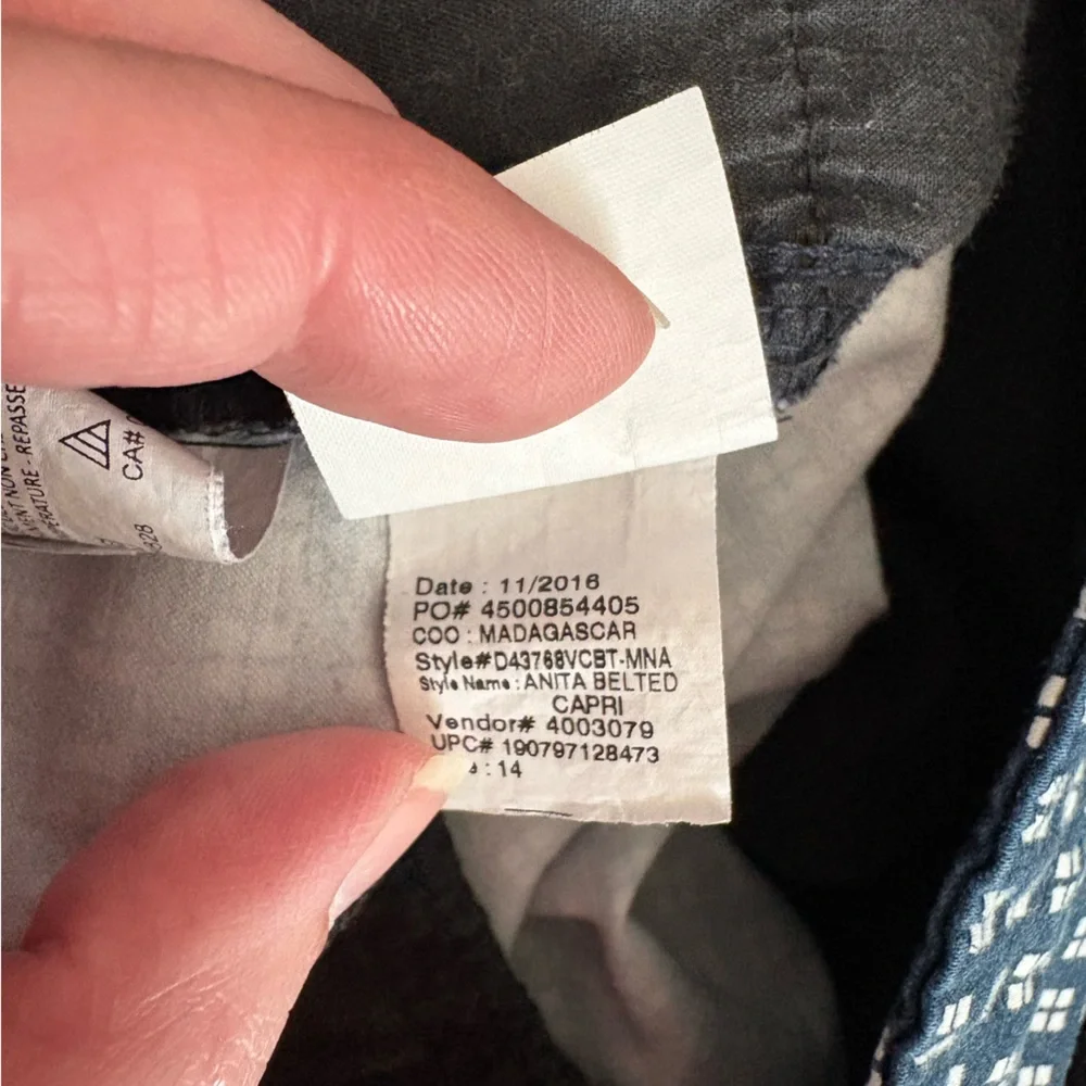 Gloria Vanderbilt khaki unlimited navy/white checkered Capri. Size 14.